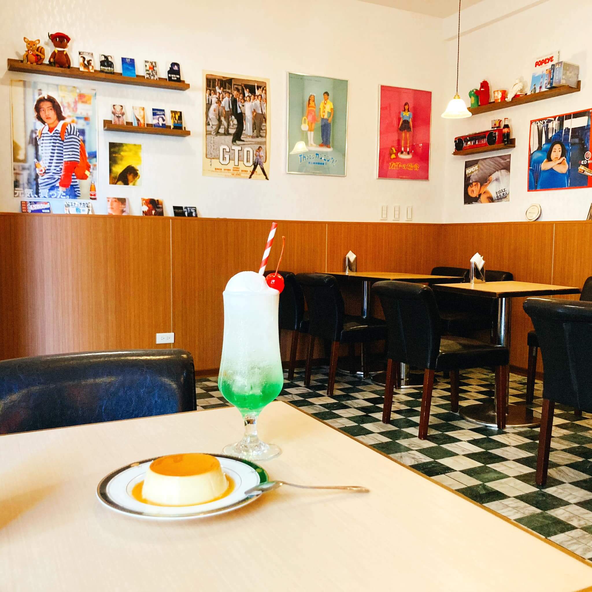 重溫90年代哈日潮 四季喫茶店 集結復古吧台 古董傢俱 日劇海報 還有古早味昭和布丁