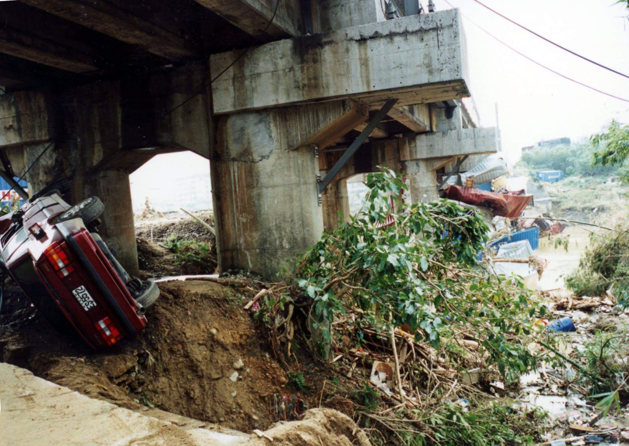 2001年納莉風災基隆八堵鐵橋慘況