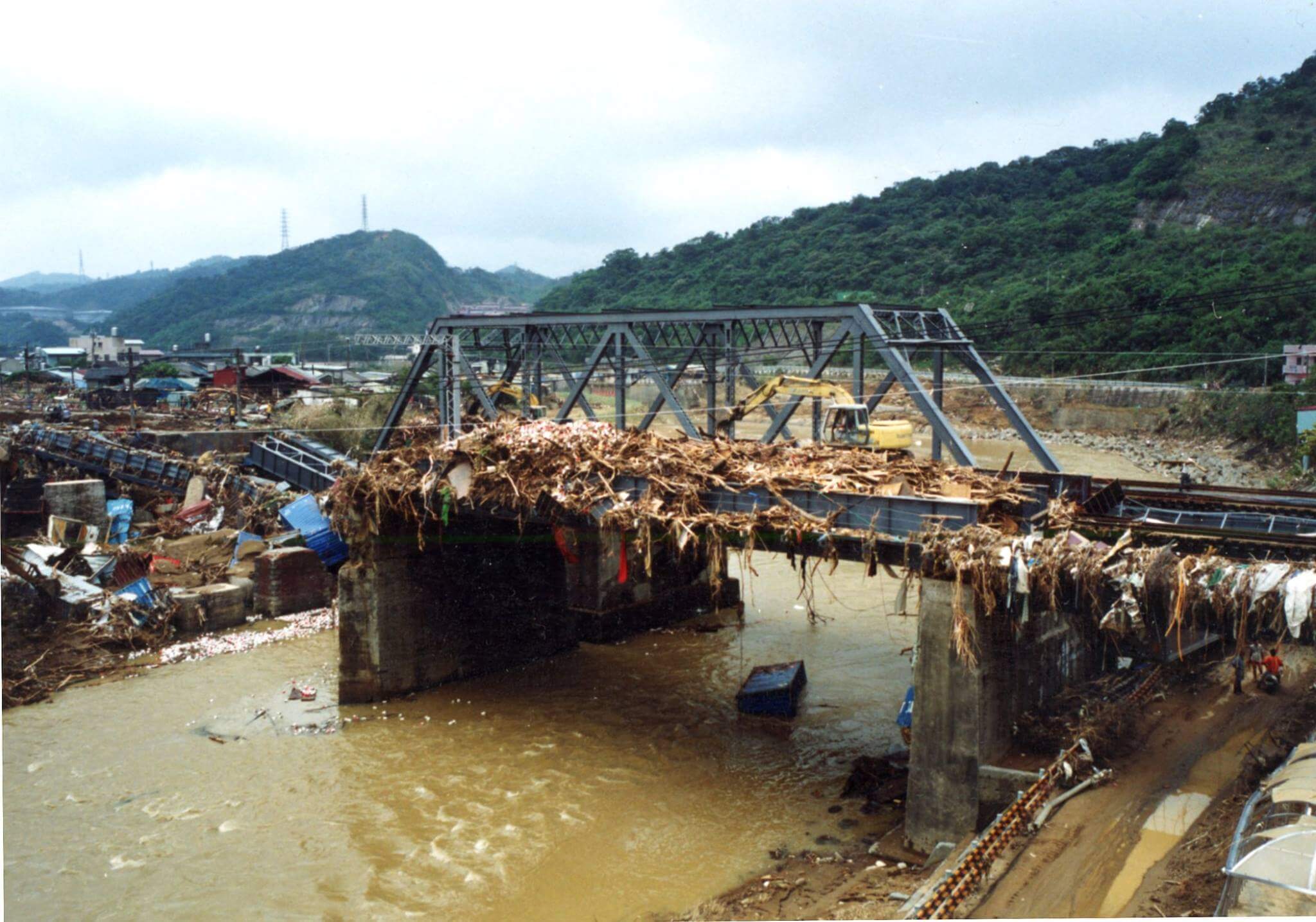 2001年基隆納莉風災八堵鐵橋