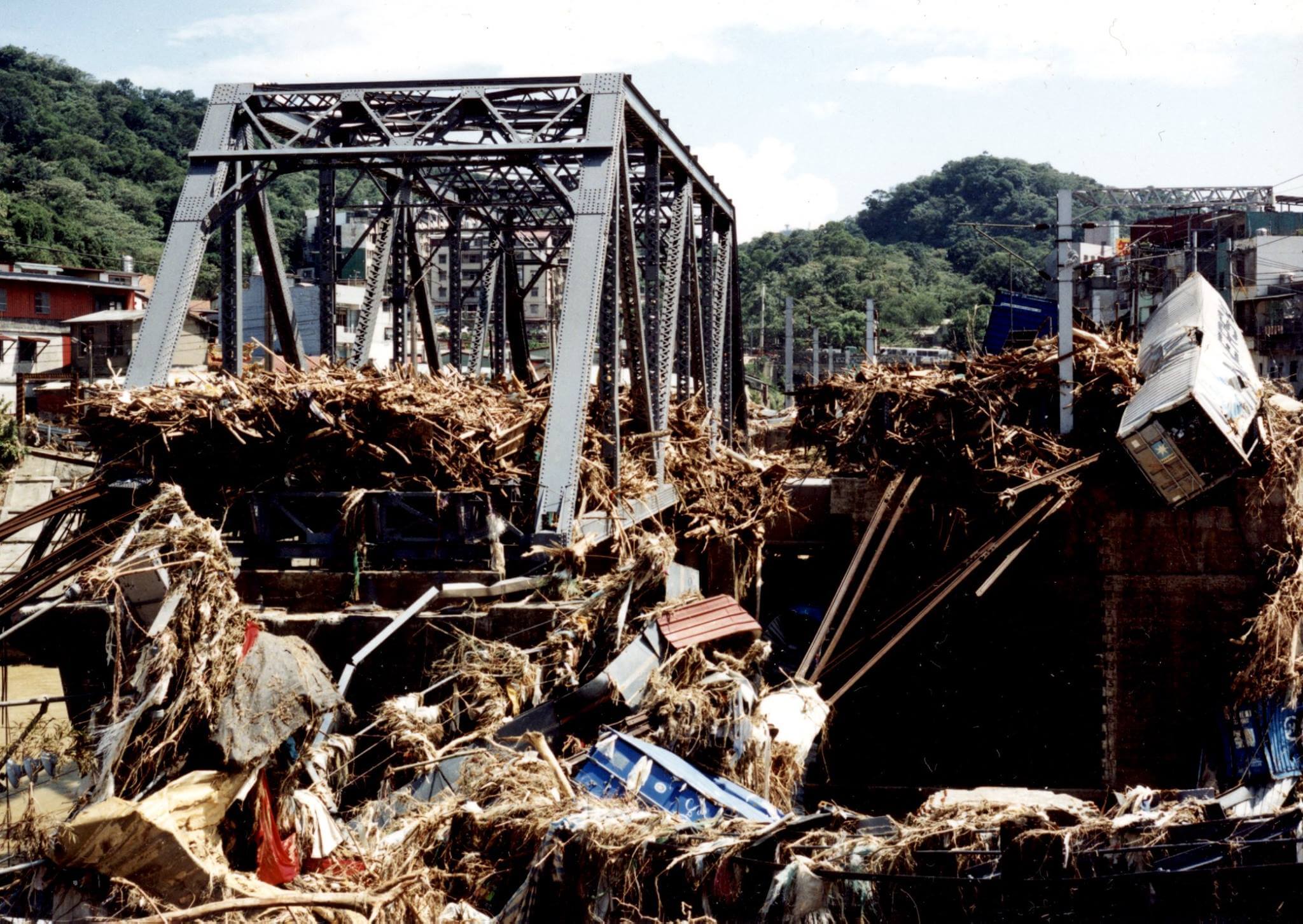 網PO「2001年納莉風災」基隆八堵鐵橋慘況舊照，勾起在地人逾20年來難忘記憶