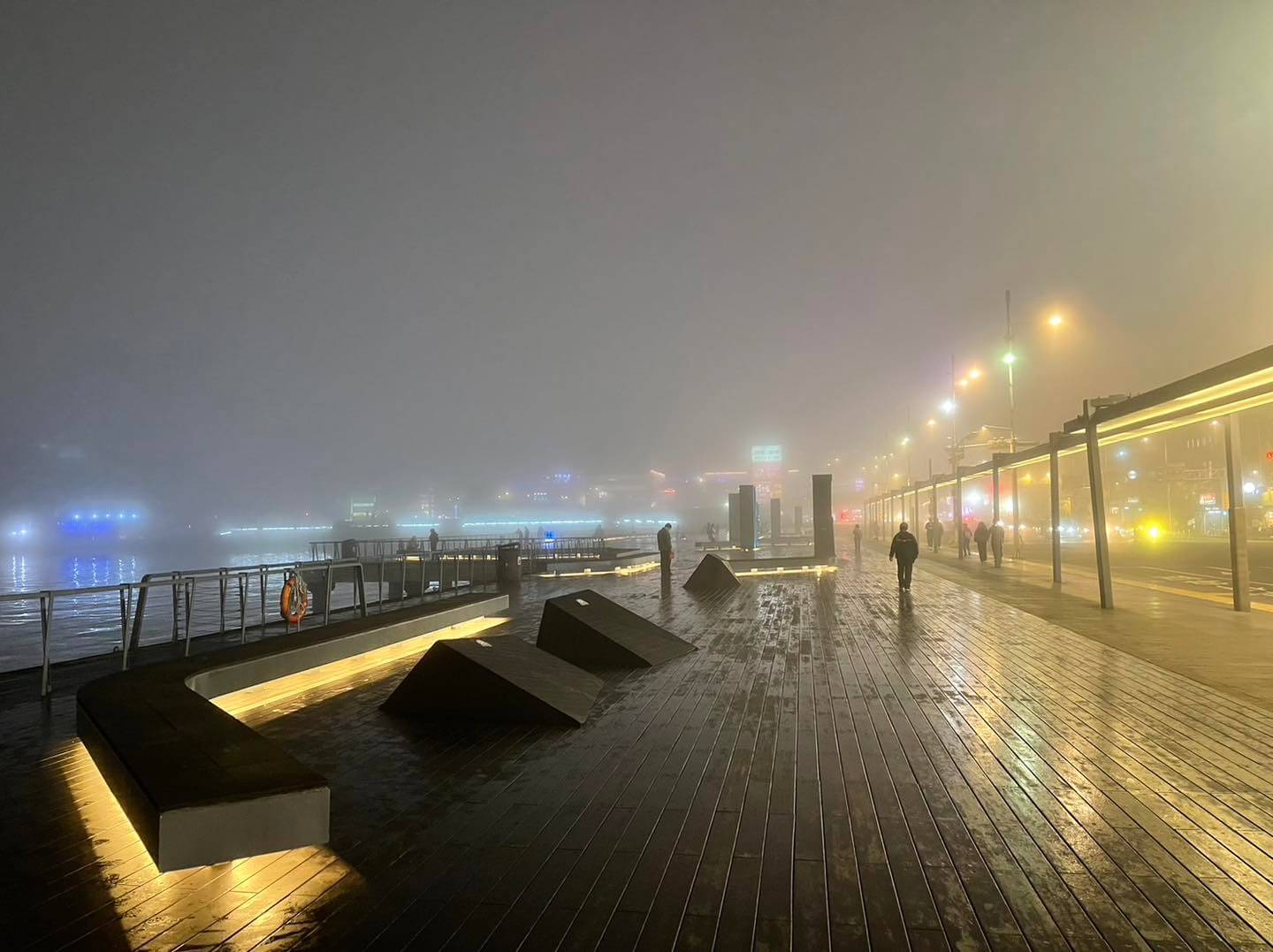 霧鎖基隆海洋廣場